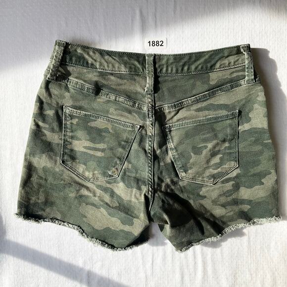 Universal Thread Women’s Frayed Denim Shorts size 0/25, Camo Green - Picture 10 of 10